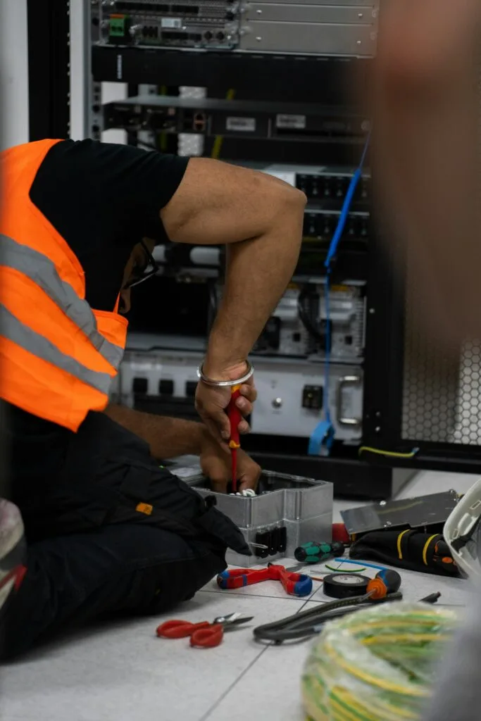 Technicien en maintenance informatique intervenant sur du matériel réseau