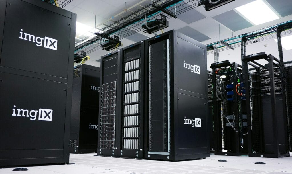 Rangées de serveurs dans un data center pour l hébergement d entreprise