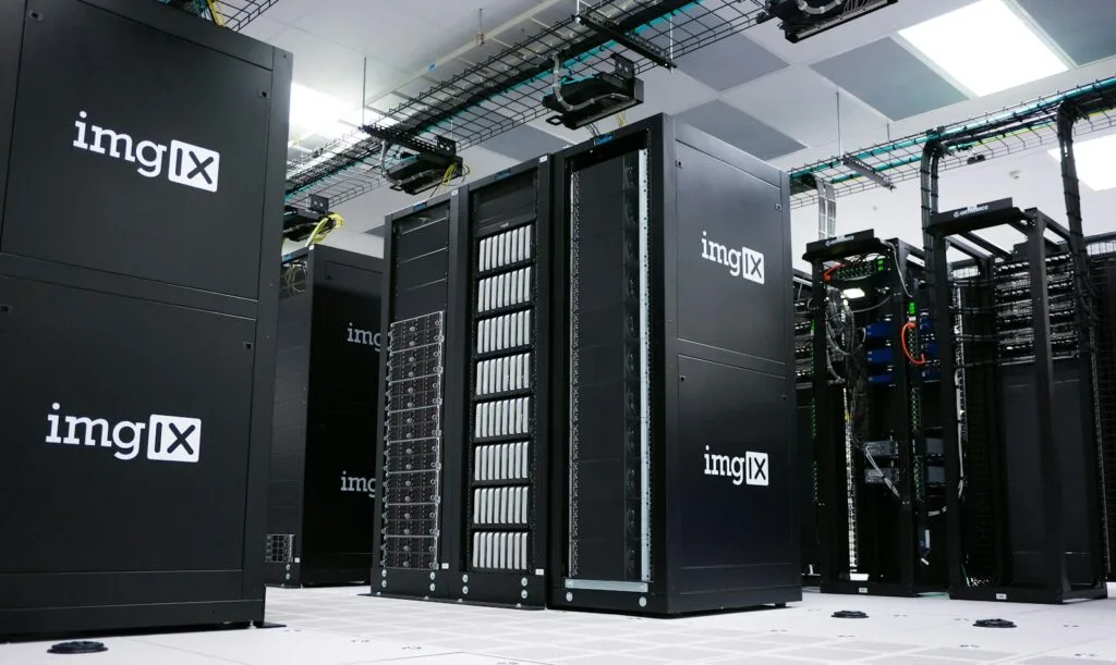 Rangées de serveurs dans un data center pour l hébergement d entreprise