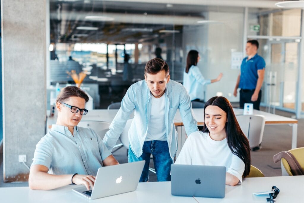 Équipe en réunion, travail collaboratif Microsoft 365 — APE Conseil, Lyon