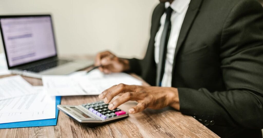 Professionnel calculant le budget informatique d'une PME à Lyon