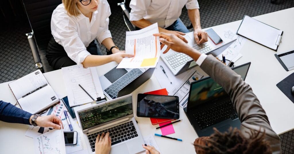 Équipe collaborant avec Microsoft 365 au bureau