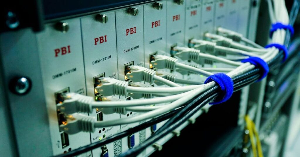 Switch réseau et câbles — réseau et Wi-Fi professionnel en entreprise