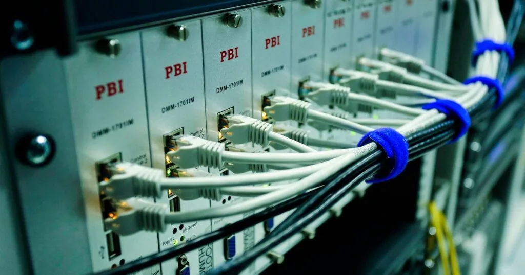 Switch réseau et câbles — réseau et Wi-Fi professionnel en entreprise