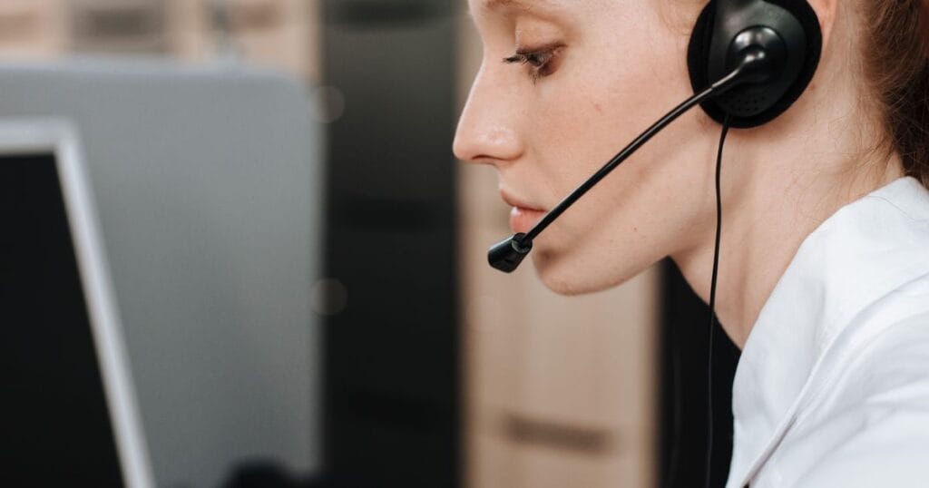 Personne au casque à l'accueil — standard téléphonique IA 3CX