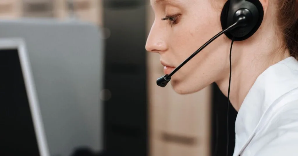 Personne au casque à l'accueil — standard téléphonique IA 3CX